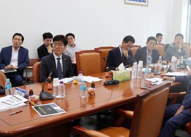 박해철 국회의원(안산시 병) 등 더불어민주당 국회의원들은 국토교통부를 10일 방문해 간담회를 열고 개통 지연이 사실임을 확인했다.