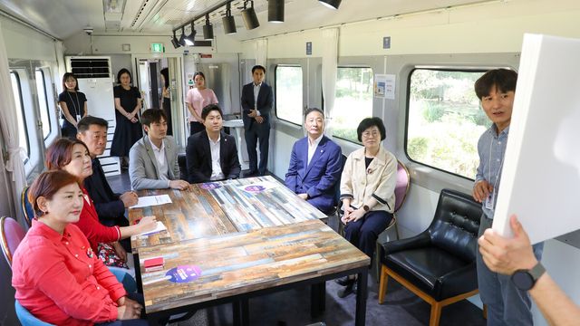 안산시의회 기획행정위원회가 지난 8월 30일 스테이션-G와 스테이션-A를 방문해 청년공간 상상스테이션 조성과 관련한 현장활동을 실시하고 있다.