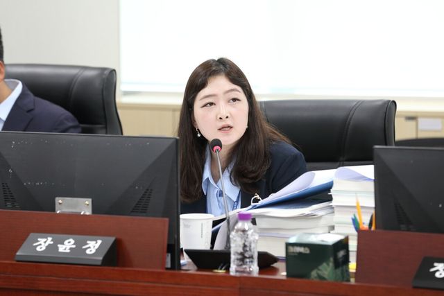 경기도의회 교육기획위원회 장윤정 의원은 지난 9월 20일 열린 경기도청 예산결산특별위원회 제3차 추가경정예산 심의에서 어린이집에 도입 예정인 AI 푸드 스캐너 사업 실효성에 의문을 제기했다.