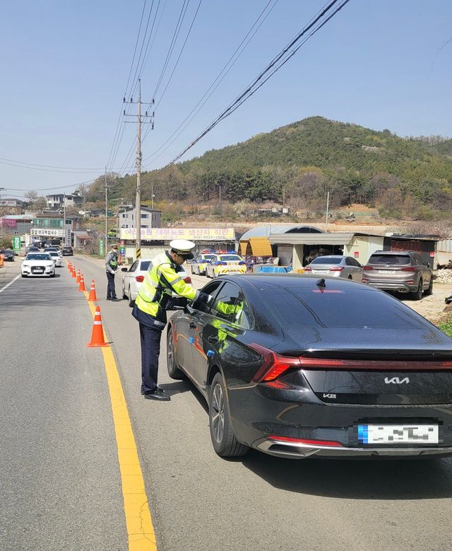 과거 경기도 안산시 대부도에서 경찰이 대낮 음주운전 단속을 실시하고 있는 모습.