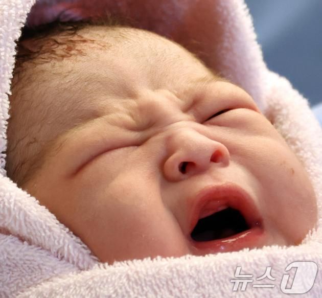 2025년 을사년 (乙巳年) 새해 첫날인 1일 오전 경기도 고양시 일산동구 일산차병원에서 엄마 구슬기(35세)씨와 아빠 강우석(41세)씨의 남아 딩굴이(태명)가 아빠품에 안겨 있다. 2025.1.1/뉴스1 ⓒ News1 김명섭 기자