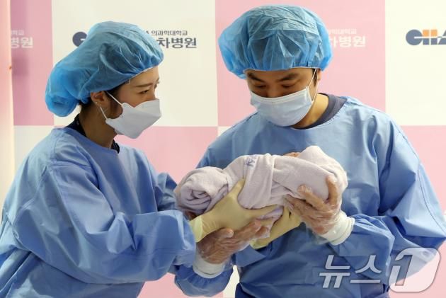 2025년 을사년 (乙巳年) 새해 첫날인 1일 오전 경기도 고양시 일산동구 일산차병원에서 엄마 이승현(33세)씨와 아빠 박준수(36세)씨의 남아 니케(태명)가 아빠품에 안겨 있다. 2025.1.1/뉴스1 ⓒ News1 김명섭 기자