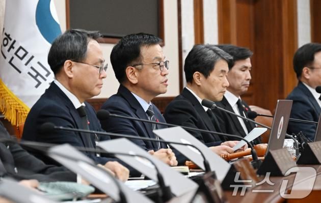 최상목 대통령 권한대행 부총리 겸 기획재정부 장관이 서울 종로구 정부서울청사에서 열린 국무회의에서 모두발언을 하고 있다. (기획재정부 제공)2024.12.31/뉴스1