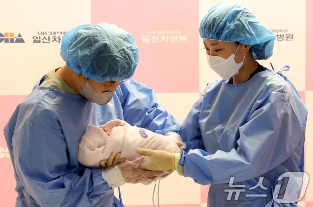 2025년 을사년 (乙巳年) 새해 첫날인 1일 오전 경기도 고양시 일산동구 일산차병원에서 엄마 구라겸(27세)씨와 아빠 이효영(38세)씨의 남아 꼬물이(태명)가 아빠품에 안겨 있다. 2025.1.1/뉴스1 ⓒ News1 김명섭 기자