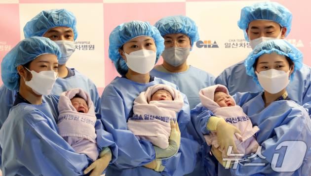 2025년 을사년 (乙巳年) 새해 첫날인 1일 오전 경기도 고양시 일산동구 일산차병원에서 (오른쪽부터) 엄마 구슬기(35세)씨와 아빠 강우석(41세)씨의 남아 딩굴이(태명), 엄마 구라겸(27세)씨와 아빠 이효영(38세)씨의 남아 꼬물이(태명), 엄마 이승현(33세)씨와 아빠 박준수(36세)씨의 남아 니케(태명)가 간호사들 품에 안겨 있다. 2025.1.1/뉴스1 ⓒ News1 김명섭 기자