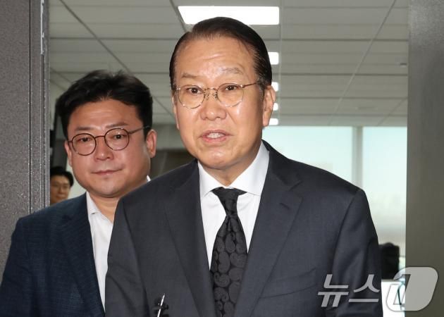 권영세 국민의힘 비상대책위원장이 31일 오전 서울 여의도 국회 의원회관에서 윤석열 대통령 체포영장 발부에 대해 