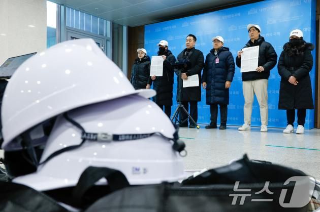 김정현 반공청년단 단장과 단원들이 9일 서울 여의도 국회 소통관에서 반공청년단 출범 기자회견을 한 뒤 취재진 질의에 답하고 있다. 2025.1.9/뉴스1 ⓒ News1 안은나 기자