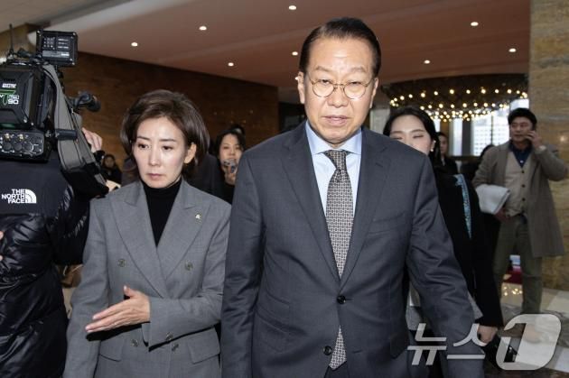 권영세 국민의힘 비상대책위원장과 나경원 의원이 8일 오후 서울 여의도 국회 본관 로텐더홀 계단에서 열린 더불어민주당과 국가수사본부의 수사내통 규탄대회를 마친 후 본회의장으로 향하고 있다. 2025.1.8/뉴스1 ⓒ News1 이재명 기자