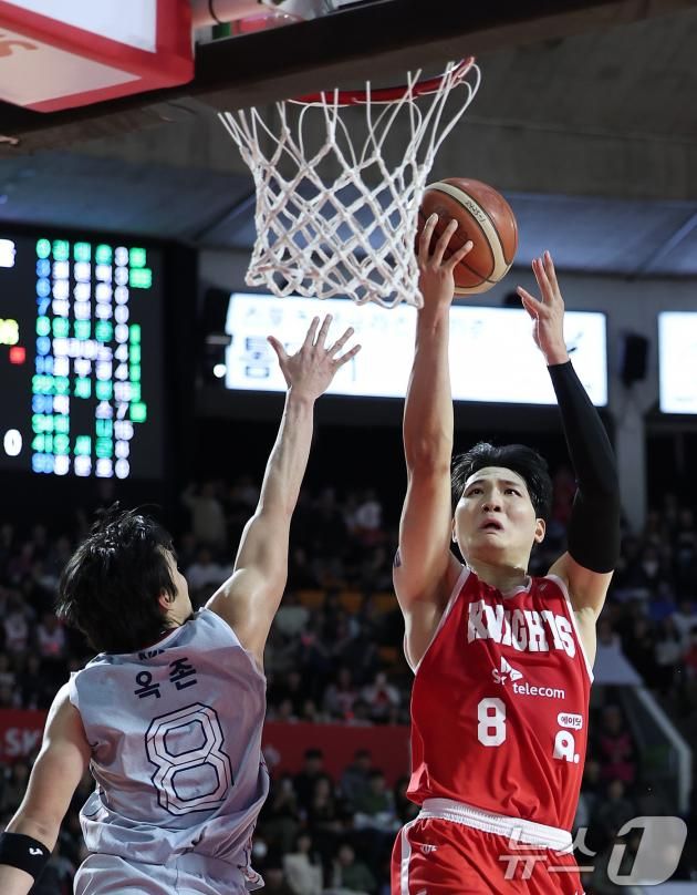 10일 오후 서울 송파구 잠실학생체육관에서 열린 '2024-2025 KCC 프로농구' 정규리그 서울 SK 나이츠와 울산 현대모비스의 경기, 서울 SK 안영준이 레이업을 하고 있다. 2025.1.10/뉴스1 ⓒ News1 김성진 기자