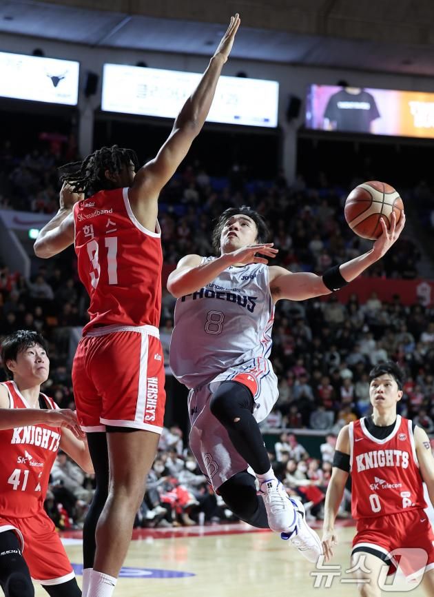 10일 오후 서울 송파구 잠실학생체육관에서 열린 '2024-2025 KCC 프로농구' 정규리그 서울 SK 나이츠와 울산 현대모비스의 경기, 울산 현대모비스 미구엘 안드레 옥존이 골밑 돌파를 하고 있다. 2025.1.10/뉴스1 ⓒ News1 김성진 기자