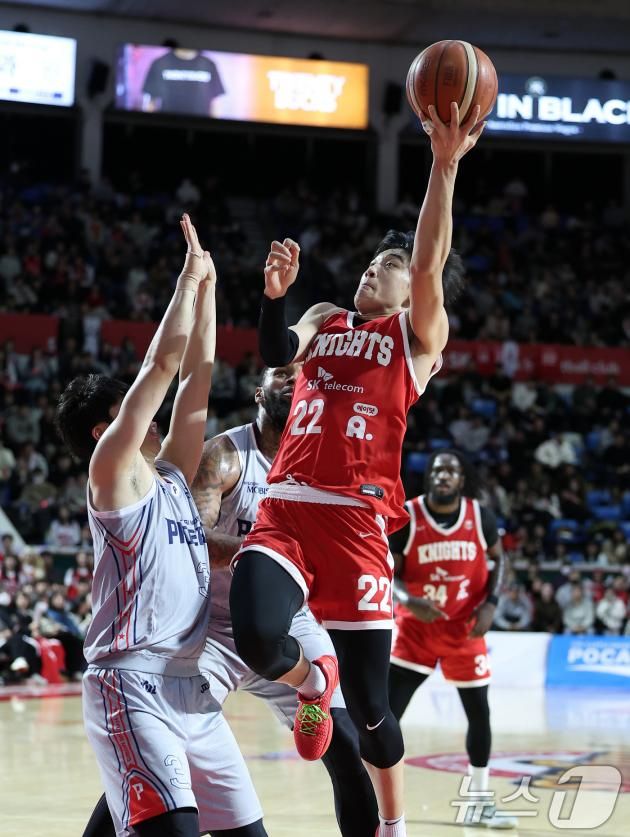 10일 오후 서울 송파구 잠실학생체육관에서 열린 '2024-2025 KCC 프로농구' 정규리그 서울 SK 나이츠와 울산 현대모비스의 경기, 서울 SK 오재현이 레이업을 시도하고 있다. 2025.1.10/뉴스1 ⓒ News1 김성진 기자