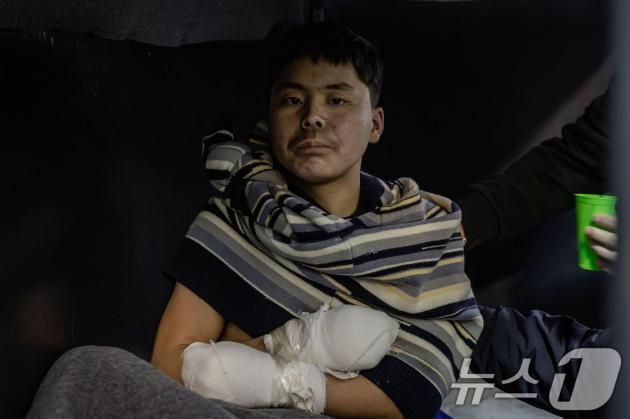 볼로디미르 젤렌스키 우크라이나 대통령은 11일(현지시간) 우크라이나군이 러시아 서부 쿠르스크 지역에서 북한 군인 2명을 생포했다고 밝혔다. 젤렌스키 대통령은 이날 자신의 엑스(X)를 통해 글을 올려 생포된 북한 병사 2명이 다친 상태로 키이우로 이송됐으며 우크라이나 보안국(SBU)의 심문을 받고 있다고 전했다. 사진은 젤렌스키 대통령이 공개한 생포된 북한 군인. (젤렌스키 대통령 X 캡처) 2025.1.12/뉴스1 ⓒ News1 김진환 기자