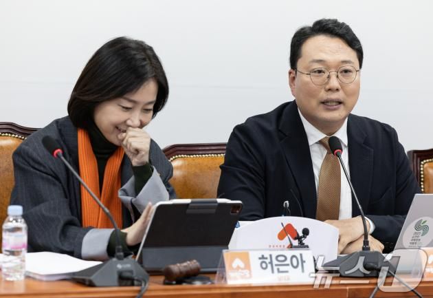 허은아 개혁신당 대표가 13일 오전 서울 여의도 국회에서 열린 최고위원회의에서 천하람 원내대표의 발언을 들으며 미소를 짓고 있다. 2025.1.13/뉴스1 ⓒ News1 이재명 기자