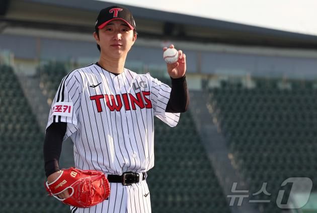 LG 트윈스로 이적한 최채흥이 8일 서울 송파구 잠실야구장에서 열린 2025 LG 트윈스 신년 인사회를 마치고 취재진을 향해 포즈를 취하고 있다. 2025.1.8/뉴스1 ⓒ News1 김도우 기자