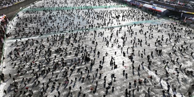 2025 얼음나라 화천산천어축제 이틀째인 12일 축제가 열리고 있는 화천천이 관광객들로 가득 차 있다.(화천군 제공)2025.1.12/뉴스1 ⓒ News1 한귀섭 기자