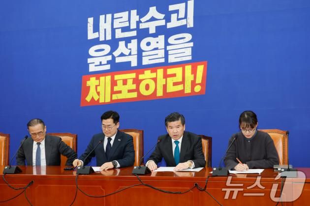 제임스 김(James Kim) 주한미국상공회의소(암참, AMCHAM) 회장이 13일 서울 여의도 국회를 찾아 박찬대 더불어민주당 원내대표와 면담하고 있다. 2025.1.13/뉴스1 ⓒ News1 안은나 기자