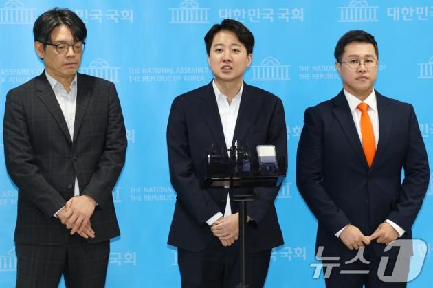 이준석 개혁신당 의원이 13일 오후 서울 여의도 국회 소통관에서 더불어민주당의 가짜뉴스 신고 프로그램 '민주파출소' 관련 기자회견을 마친 뒤 당내 내홍과 관련한 취재진의 질문에 답하고 있다. 2025.1.13/뉴스1 ⓒ News1 이광호 기자