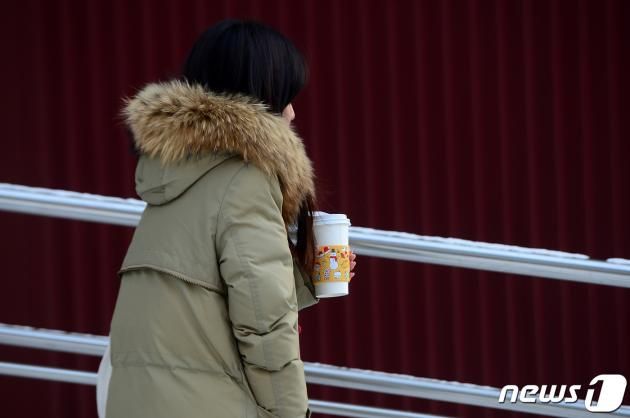 광주 동구 한 거리에서 한 시민이 뜨거운 음료를 들고 거리를 걸어가고 있다. /뉴스1 ⓒ News1