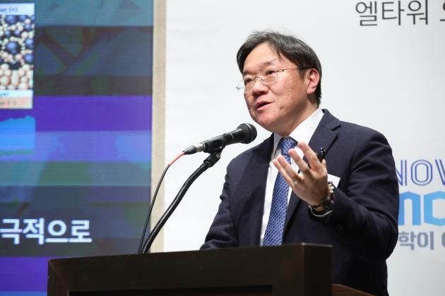 김창환 현대차 부사장이 13일 서울 서초구 양재동 엘타워에서 열린 한국공학한림원(NAEK) 미래모빌리티위원회 출범식에서 '미래 모빌리티 재구축: 혁신적이고 지속 가능한 모빌리티의 패러다임'을 주제로 패널 발표를 하고 있다(한국공학한림원 제공). 2025.01.13.