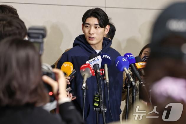 미국 메이저리그(MLB) 샌프란시스코 자이언츠에서 두 번째 시즌을 시작하는 이정후가 13일 오후 인천국제공항을 통해 출국하며 취재진의 질문에 답하고 있다. 2025.1.13/뉴스1 ⓒ News1 민경석 기자