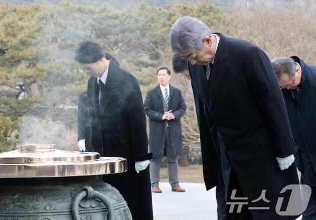 이와야 다케시 일본 외무상이 13일 동작구 국립서울현충원에서 참배를 하고 있다. 2025.1.13/뉴스1 ⓒ News1 박세연 기자