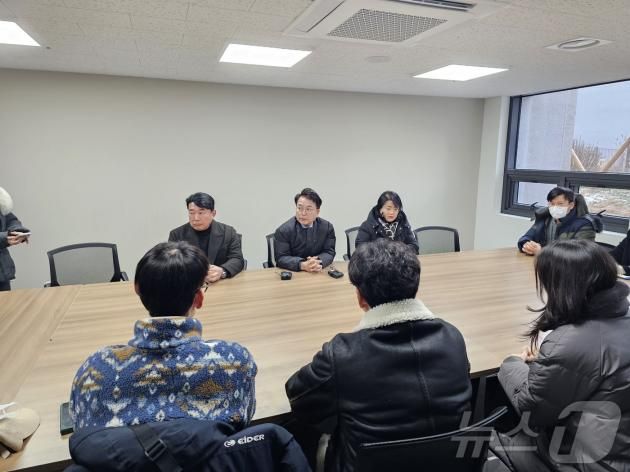 육동한 춘천시장이 13일 학곡리 모아엘가 비스타 현장을 찾아 입주예정자협의회 등과 간담회를 갖고 있다.(춘천시 제공)