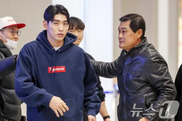 미국 메이저리그(MLB) 샌프란시스코 자이언츠에서 두 번째 시즌을 시작하는 이정후가 13일 오후 인천국제공항을 통해 출국하며 아버지 이종범의 격려를 받고 있다. 2025.1.13/뉴스1 ⓒ News1 민경석 기자
