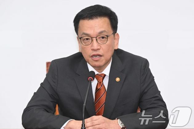 최상목 대통령 권한대행 부총리 겸 기획재정부 장관이 13일 오전 서울 여의도 국회에서 권영세 국민의힘 비상대책위원장과 만나 발언하고 있다. 2025.1.13/뉴스1 ⓒ News1 국회사진취재단