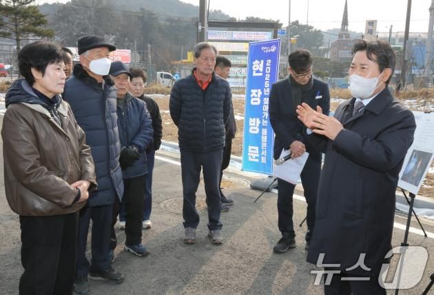 찾아가는 동행콘서트에 나선 박정현 부여군수가 13일 충남 부여 부여읍 쌍북리 사비마을 이주단지 조성 현장에서 주민과 대화를 하고 있다. 2025.1.13/뉴스1 ⓒ News1 김기태 기자