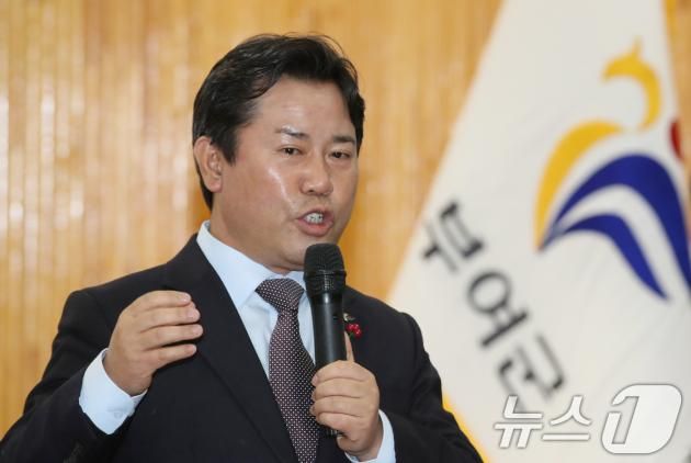 박정현 부여군수가 13일 충남 부여 여성문화회관에서 열린 찾아가는 동행콘서트에서 주민과 소통하고 있다. 2025.1.13/뉴스1 ⓒ News1 김기태 기자