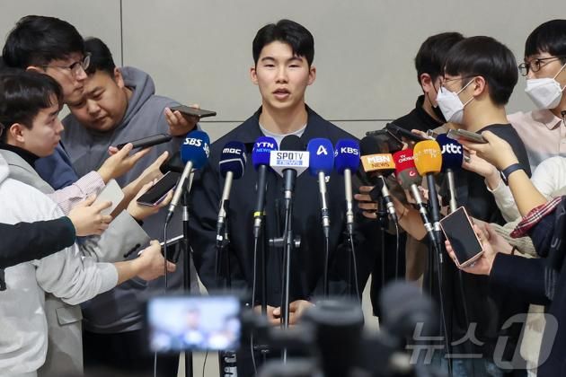 미국 메이저리그(MLB) LA 다저스와 계약을 맺은 내야수 김혜성이 14일 오후 인천국제공항을 통해 출국하며 취재진을 만나 각오를 밝히고 있다. 2025.1.14/뉴스1 ⓒ News1 민경석 기자