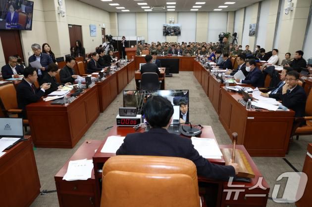 14일 오후 서울 여의도 국회에서 열린 윤석열 정부의 비상계엄 선포를 통한 내란 혐의 진상규명 국정조사특별위원회에서 안규백 위원장이 의사봉을 두드리고 있다. 2025.1.14/뉴스1 ⓒ News1 이광호 기자