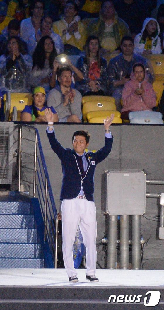 신임 IOC 선수위원으로 선출된 탁구 선수 출신의 유승민이 2016 리우데자네이루 올림픽 폐회식에서 소개되고 있다. 2016.8.22/뉴스1 ⓒ News1 이동원 기자