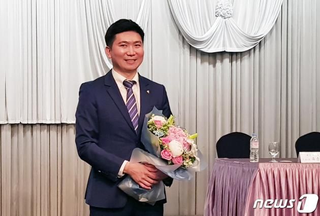 유승민 신임 대한탁구협회장(IOC 선수위원)이 31일 오후 서울 송파구 올림픽파크텔 올림피아홀에서 열린 제24대 대한탁구협회장 보궐선거에서 꽃다발을 들고 기념촬영을 하고 있다. 2019.5.31/뉴스1 ⓒ News1 임성일 기자