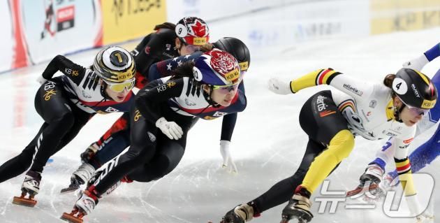 15일 서울 양천구 목동 아이스링크에서 열린 'KB금융-ISU 쇼트트랙 월드투어 서울 대회' 여자 1,500m 결승에서 김길리와 최민정이 역주하고 있다. 2024.12.15/뉴스1 ⓒ News1 이승배 기자