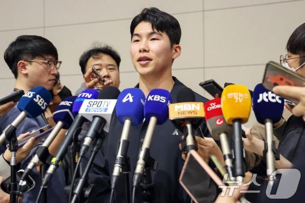 미국 메이저리그(MLB) LA 다저스와 계약을 맺은 내야수 김혜성이 14일 오후 인천국제공항을 통해 출국하며 취재진을 만나 각오를 밝히고 있다. 2025.1.14/뉴스1 ⓒ News1 민경석 기자