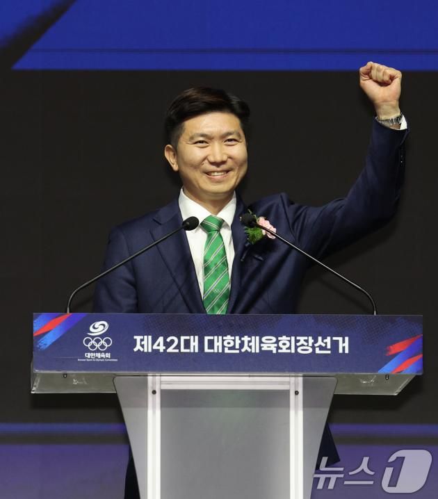 14일 오후 서울 송파구 올림픽공원 올림픽홀에서 열린 제42대 대한체육회장선거에서 당선된 유승민 후보가 당선 소감을 밝히고 있다. 2025.1.14/뉴스1 ⓒ News1 장수영 기자