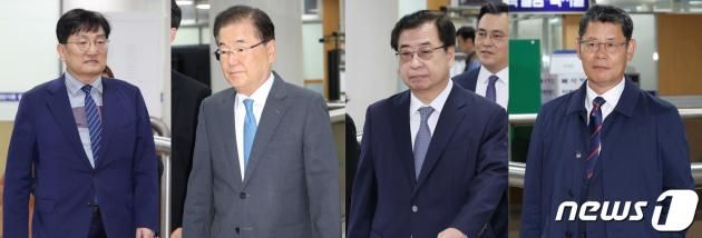 탈북어민을 강제로 북송한 혐의를 받는 노영민 전 대통령 비서실장(왼쪽부터), 정의용 전 국가안보실장, 서훈 전 국가정보원장, 김연철 전 통일부 장관이 1일 오전 서울 서초구 서울중앙지방법원에서 열린 국가정보원법 위반 관련 첫 공판에 출석하고 있다. 2023.11.1/뉴스1 ⓒ News1 김민지 기자