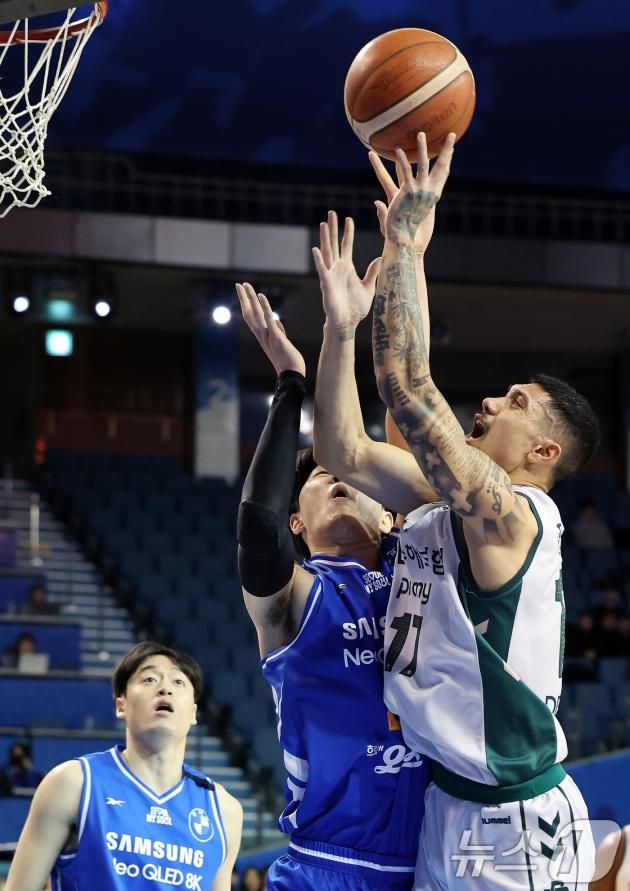 2일 오후 서울 송파구 잠실 실내체육관에서 열린 KCC 프로농구 2024-2025 KBL 서울 삼성과 원주 DB의 경기 1쿼터에서 DB 알바노가 삼성 윤성원의 블로킹을 피해 골밑슛을 시도하고 있다. 2025.1.2/뉴스1 ⓒ News1 이동해 기자