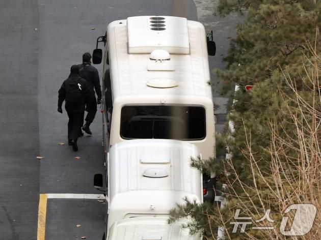 윤석열 대통령에 대한 고위공직자범죄수사처(공수처)의 2차 체포영장 집행이 임박한 가운데 14일 서울 용산구 한남동 대통령 관저에서 경비 인원이 순찰을 하고 있다. 2025.1.14/뉴스1 ⓒ News1 황기선 기자