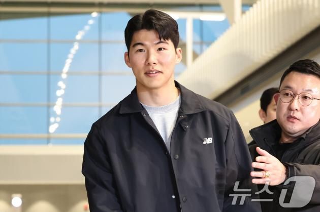 미국 메이저리그(MLB) LA 다저스와 계약을 맺은 내야수 김혜성이 14일 오후 인천국제공항을 통해 출국하고 있다. 2025.1.14/뉴스1 ⓒ News1 민경석 기자