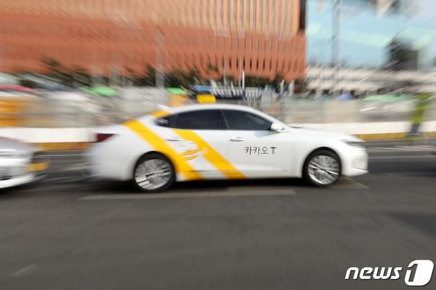 공정거래위원회가 카카오T의 과도한 호출 수수료 징수를 불공정 거래행위로 판단하고 시정명령과 과징금 2억2800만원을 부과했다. (사진은 기사 내용과 무관함) 뉴스1 ⓒ News1 자료 사진