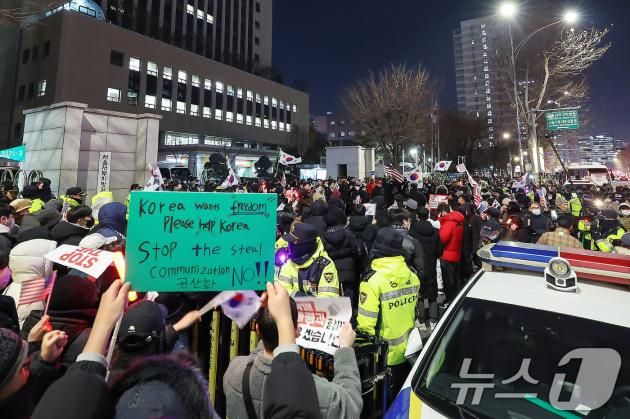 윤석열 대통령의 지지자들이 17일 저녁 서울 마포구 서울서부지방법원 앞에서 고위공직자범죄수사처(공수처)의 윤 대통령에 대한 구속영장 청구 소식이 전해지자 이를 규탄하며 경찰과 대치하고 있다. 2025.1.17/뉴스1 ⓒ News1 황기선 기자