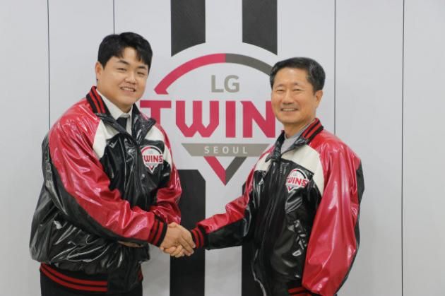LG 트윈스에 합류한 장현식(왼쪽) (LG 트윈스 제공)