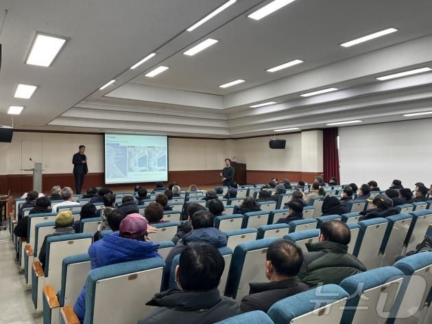 지난 16일 강원 강릉시 주문진문화교육센터에서 진행된 ‘북강릉 케이블카 조성사업 주민설명회.(강릉시 제공) 2025.1.17/뉴스1