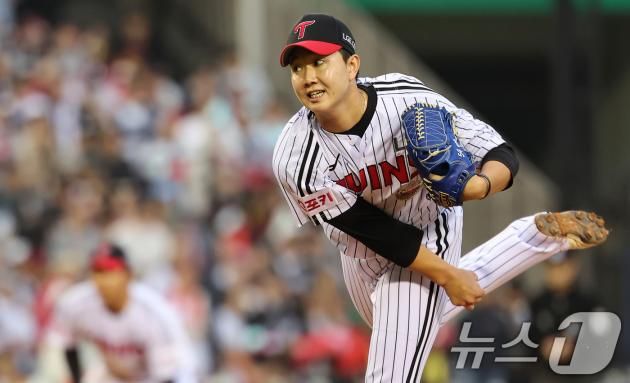 6일 오후 서울 송파구 잠실야구장에서 열린 프로야구 '2024 신한 SOL 뱅크 KBO 포스트시즌' 준플레이오프 2차전 kt 위즈와 LG 트윈스의 경기, LG 유영찬이 9회초 등판해 역투하고 있다. 2024.10.6/뉴스1 ⓒ News1 김도우 기자