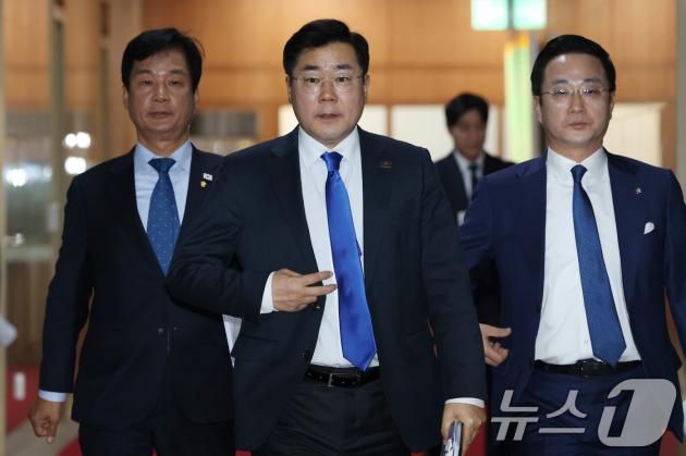 박찬대 더불어민주당 원내대표가 17일 오후 서울 여의도 국회에서 열린 특검법 협의를 위한 국회의장 주재 여야 원내대표 회동을 마친뒤 의장실을 나서고 있다. 2025.1.17/뉴스1 ⓒ News1 이광호 기자