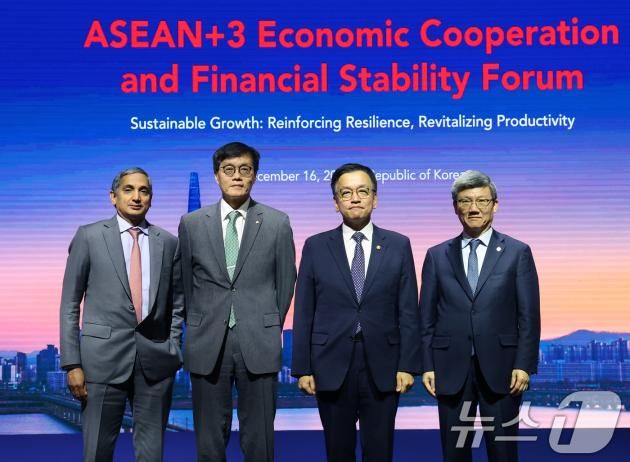 최상목 대통령 권한대행 부총리 겸 기획재정부 장관과 이창용 한국은행 총재가 지난해 12월 16일 서울 중구 한국은행에서 열린 아세안(ASEAN)+3(한·중·일) 경제협력 및 금융안정 포럼에서 리 코우칭 거시경제조사기구(AMRO) 소장(왼쪽 네번째), 크리슈나 스리니바산 IMF 아태국장(왼쪽 첫번째)과 기념촬영을 하고 있다. /뉴스1 ⓒ News1 송원영 기자