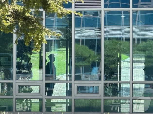 지난해 추석인 9월17일 오전 인천시 부평구 인천가족공원에 성묘객들이 성묘를 하고 있다.2024.9.17 ⓒ News1 박소영 기자