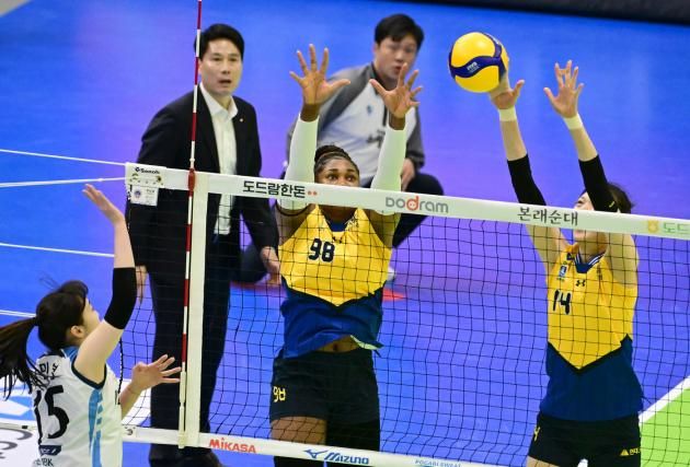 현대건설 양효진(오른쪽)이 17일 열린 도드람 2024-25 V리그 IBK기업은행과의 경기에서 블로킹을 시도하고 있다. (KOVO 제공)